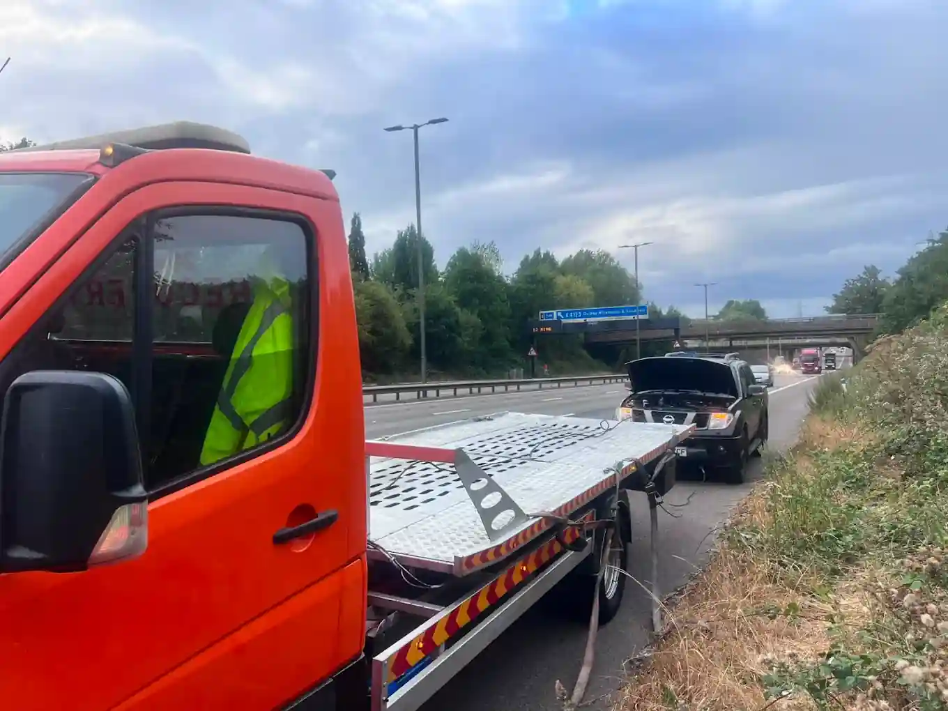 How Accident Recovery Trucks Safely Transport Damag Cars